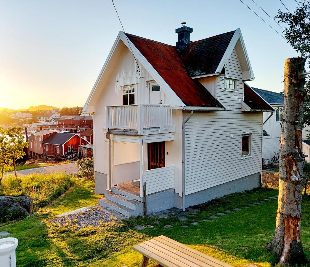 Solrik Beliggenhet I Lofotens Storste Fiskevaer Villa Ballstad Exterior foto