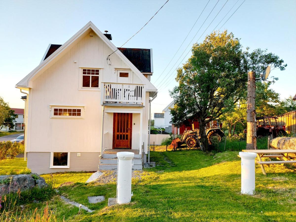Solrik Beliggenhet I Lofotens Storste Fiskevaer Villa Ballstad Exterior foto